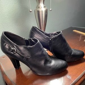 Nickles black sz 9 ankle bootie with buckle detail. EUC